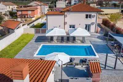 Image de Maison de vacances Valbandon pour 1 - 12 personnes avec 6 chambres à coucher - Maison de vacances