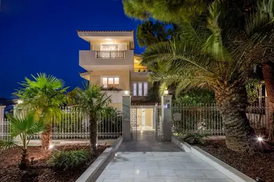 Image de Luxury Mansion 560sq. m. with Private Pool&Jacuzzi