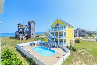 Image de Luxurious semi-oceanfront home just steps from the Nights in Rodanthe house!
