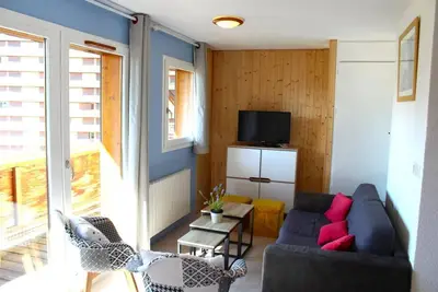 Image de 200m du centre station, 2ème étage, vue montagne, balcon, télévision, casier à ski, 62m²
