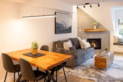 Image de Modern & Stylish 1br:Sleeps 4, Balcony, Hot Tub, Pool+ Bbq, Free Parking, Steps to Everything!