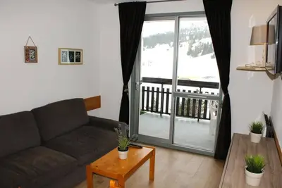 Image de 20m du centre station, 8ème étage, vue pistes de ski, balcon, télévision, casier à ski, 28m²