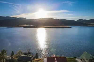 Image de Lakefront house on Holter Lake