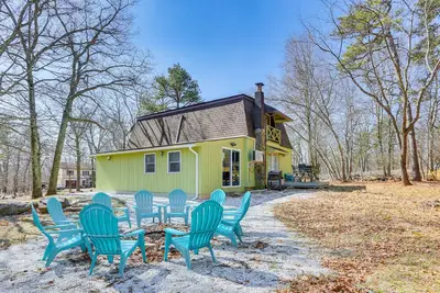 Image de Bushkill Villa w\/ Game Room, Sauna & Pool Access!