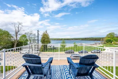 Image de The Deckhouse | Water Views, Walk Downtown, Sauna