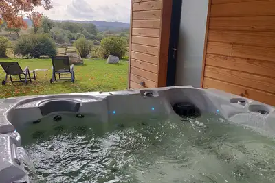 Image de Lodge Cèdre ****  Spa privatif Sauna, milieu verdoyant, vue sur le Morvan