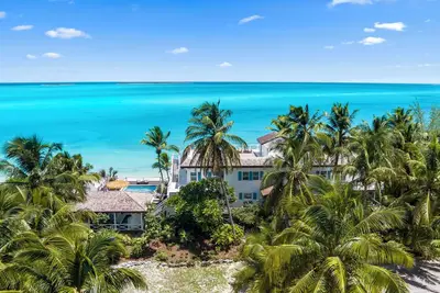 Image de Zen Exuma: Stunning Beachfront Villa w\/ New Rooftop Lounge, Spa, Cabana & Pool!