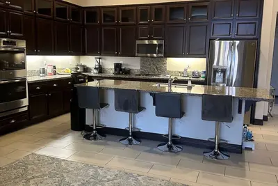 Image de Big home with pool and all the amenities close to festival