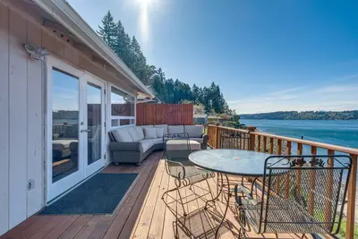 Image de Port Orchard Waterfront Retreat: Steps to Beach!