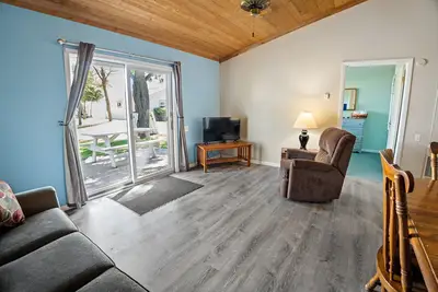 Image de #4 Thomas' Parkside Cottages, 2br Wheelchair access w/ Huron Beach view.