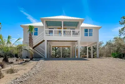 Image de Two blocks from the beach with Ping-Pong, firepit, & grill