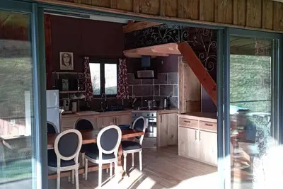 Image de Cabane maxi tiny, gite et chambres au calme en lisière de forêt avec étang pêche