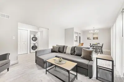 Image de Modern Comfort in Rochester, Perfect Getaway
