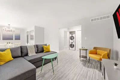 Image de Urban Oasis Sleek, Cozy & Well-Located