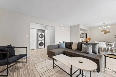 Image de Peaceful & Trendy Unit Near Attractions
