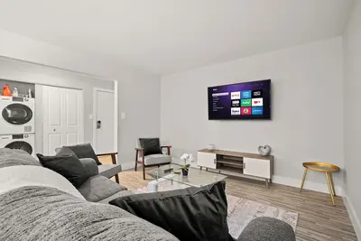 Image de Sunlit Modern Unit Cozy Clean & Peaceful