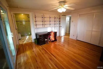 Image de Peaceful house in Hamilton w/gorgeous wooded backyard & creek -family friendly!