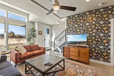 Image de Cozy & spacious tri-level townie w/ mountain views