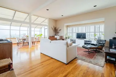 Image de Dreamy 3 Story House w/ Sunroom + City Skyline View