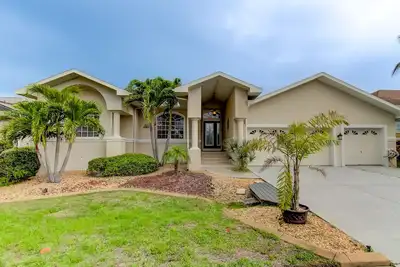 Image de Luxurious home with private pool, spa, screened patio, Ac, & W/D