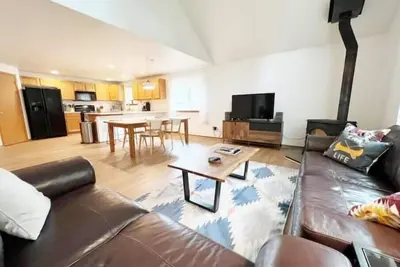 Image de Olympic Base Camp: Pet friendly & spacious 4 bedroom home w/ hot tub
