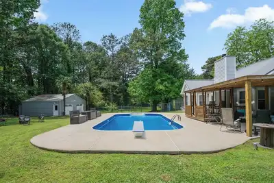 Image de Race Day Retreat: Poolside Haven Near Nascar Track