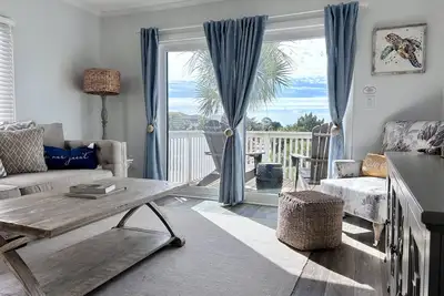 Image de Gorgeous sunrise views from this oceanside 2br corner unit on Harbor Island