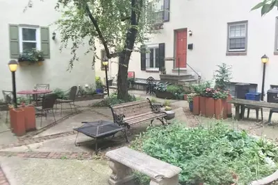 Image de Center City Townhome in Quiet Courtyard