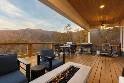 Image de Luxury Cozy Mountain Treehouse w/ Hot Tub + Gym mins to Avl + BlkMtn