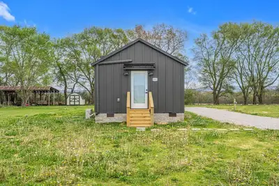 Image de Tiny Home w\/ Rv Hookups