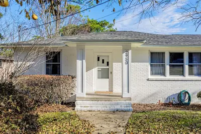 Image de Fenced Yard  2 Queen + 2 Twins  Central  Pets Welcome!