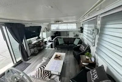 Image de \"Serene Houseboat Hideaway\"\n\n