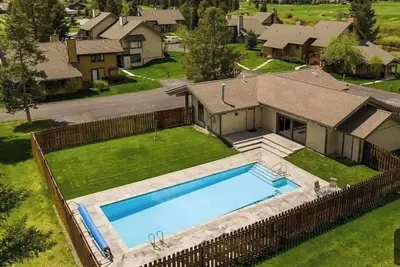 Image de The Otter: Big Sky Seasonal Pool, Hot Tub Golf Course