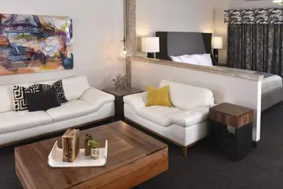 Image de Comfy & Spacious Broken Arrow Retreat w/ Hot Breakfast! On-site Pool