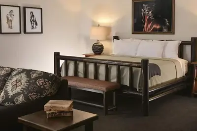 Image de Cultured Retreat: Spacious Rooms Next to Performing Arts Center & Pool