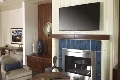 Image de Theme Suite w/ Whirlpool, Stoney Creek, Living Area w/ Fireplace!