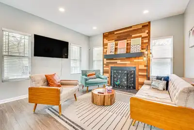 Image de Sleek + Spacious Home ~ 6 Mi to Downtown Atlanta!