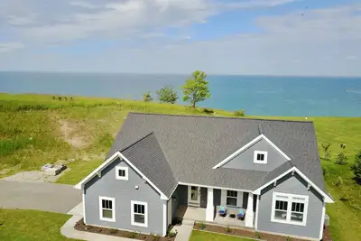 Image de Stunning Brand New Lakefront Home on Lake Michigan w/ Hot Tub & 5 Bedrooms