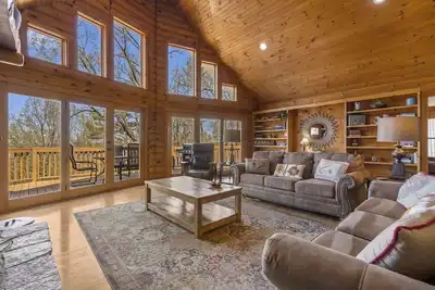 Image de Secluded Log Cabin, Billiards, Lake Views, Free Daily Attraction Tickets, Close to Big Cedar!