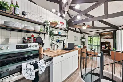 Image de Unique octagon treehouse chalet, panoramic forest views, community pool.