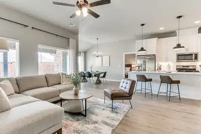 Image de Broken Arrow's Crown Jewel: Where Comfort Meets Luxury