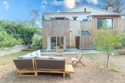 Image de Appartement 'Bacom House' avec jardin dans le forêt
