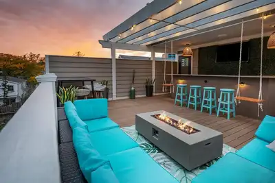 Image de The RoofTop Skybar @ Lake Avenue Mansion #1