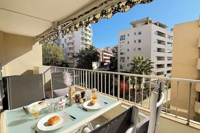 Image de 2 pièces moderne parking et terrasse