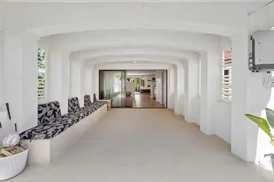 4 Bedroom Penthouse 100m to Beach + Pool Table & Bbq