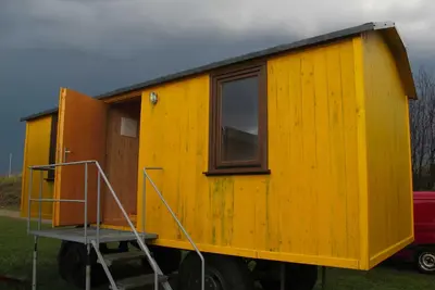 Image de Caravan 2, left side - Caravan in the Wangelin garden with summer kitchen - use