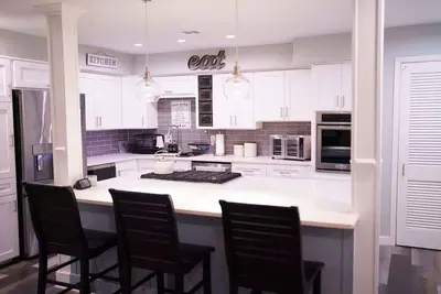 Image de Unwind - Beautiful 3 Br, Expansive Patio, Grill