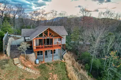 Image de Highland Sunset\nSunset view - close to lake, hiking, wineries. Family friendly.