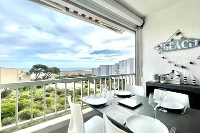 Image de Appartement en bord de mer à Sète avec loggia, parking privé et accès direct à la plage