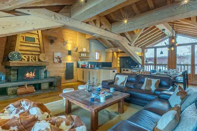 Image de Chalet de Standing avec Cheminée et Sauna, Proche du Centre de Val-d'Isère